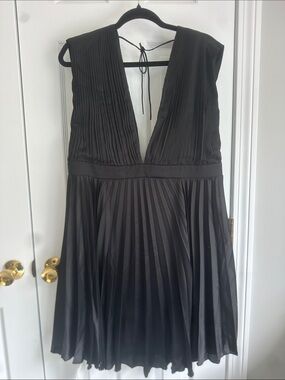 Abercrombie Black Pleated V-Neck Women’s Dress